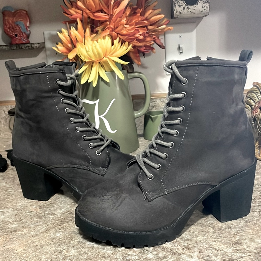 Cute, chunky heeled gray boots!!!